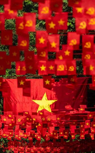 Thủ đô rực rỡ cờ hoa, người dân đi trong muôn ánh sao vàng tung bay rực rỡ