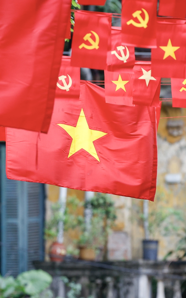 Thiêng liêng màu cờ Tổ quốc trên các ngõ phố Thủ đô