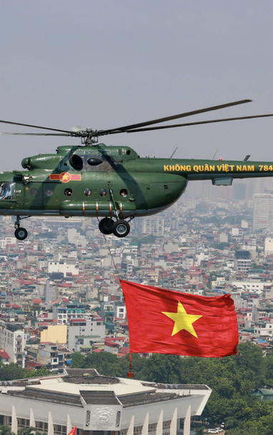 Trực thăng quân sự treo cờ bay hợp luyện diễu binh vào trung tâm Hà Nội