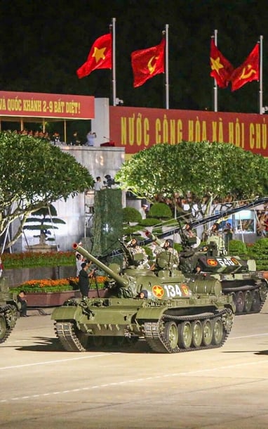 Vạn người reo hò khi tên lửa, xe tăng hùng dũng tiến qua Quảng trường Ba Đình