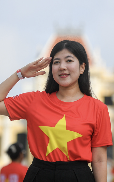 TPHCM rợp bóng cờ đỏ sao vàng, người trẻ hân hoan check-in mừng Quốc khánh