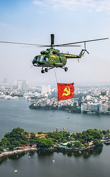 Hà Nội cổ kính và hiện đại dưới bóng cờ nhìn từ trực thăng