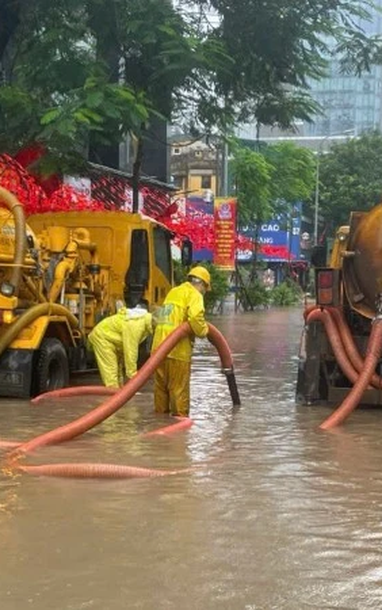[Ảnh] Hà Nội: Lực lượng chức năng nỗ lực khắc phục ảnh hưởng mưa lớn