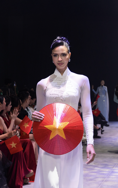 Hoa hậu Miss Cosmo các nước trình diễn áo dài mừng Quốc khánh 2-9