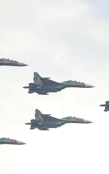 Mãn nhãn 'hổ mang chúa' Su-30MK2, Yak-130 thả bẫy nhiệt trên bầu trời Hà Nội