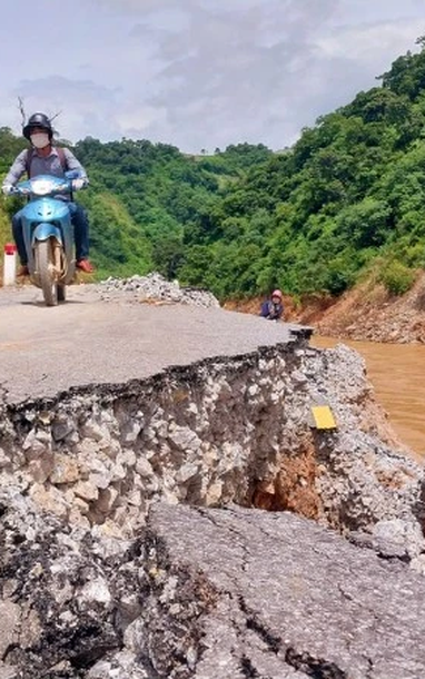 [Ảnh] Nghệ An: Đường tỉnh 543D bị sạt lở nghiêm trọng do mưa lũ