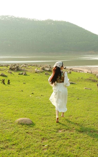 Điểm đến cách Hà Nội 80km có thác nước mát lạnh, bãi cỏ rộng mênh mông