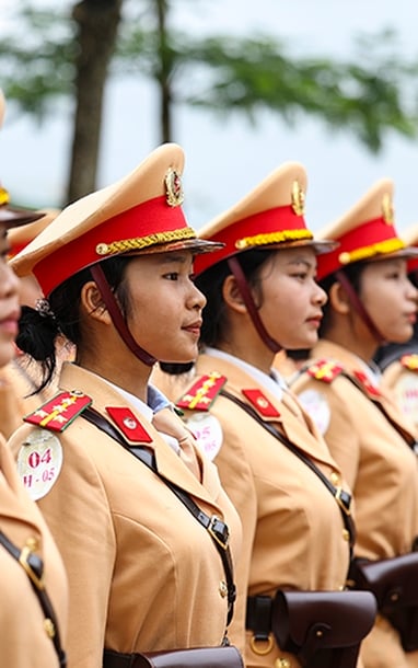 Những 'bóng hồng' Công an nhân dân đội nắng bám thao trường