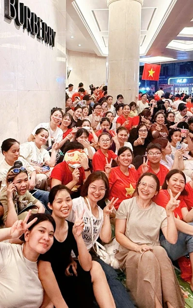 [Ảnh] Người dân háo hức xuyên đêm chờ Lễ diễu binh, diễu hành sáng 2/9