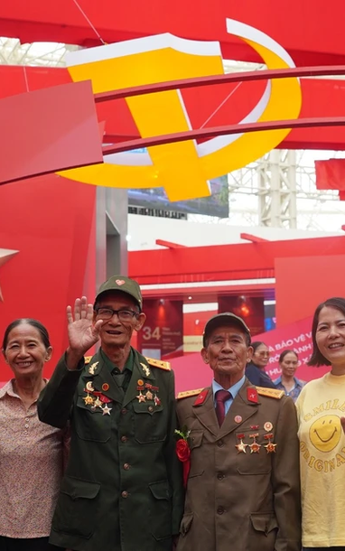 Muôn góc hào hùng tại triển lãm "95 năm Cờ Đảng soi đường"