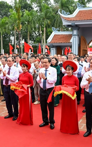 [រូបថត] ប្រធានរដ្ឋសភាលោក Tran Thanh Man ចូលរួមពិធីសម្ពោធវិមានអនុស្សាវរីយ៍ ប្រធានគណៈកម្មាធិការអចិន្ត្រៃយ៍រដ្ឋសភា លោក Bui Bang Doan