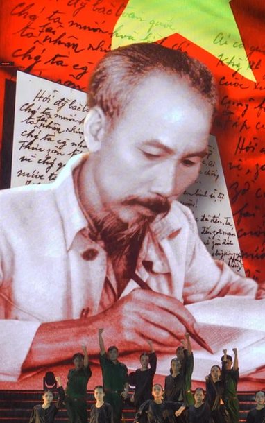 [사진] 호치민시 시민들, 8월 혁명 80주년과 국경일 맞아 애정 과시