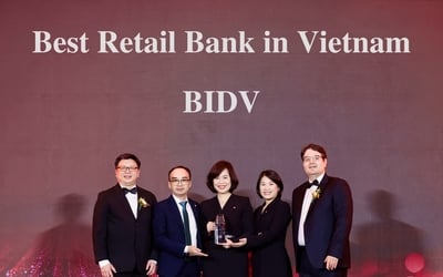 BIDV ສືບຕໍ່ການເປັນຜູ້ນຳໃນທົດສະວັດທີ່ຜ່ານມາດ້ວຍສອງລາງວັນຄື: ທະນາຄານຂາຍຍ່ອຍທີ່ດີທີ່ສຸດໃນຫວຽດນາມ ແລະ ທະນາຄານເງິນຝາກທີ່ດີທີ່ສຸດໃນອາຊີ.