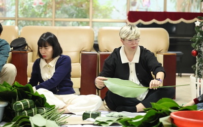 Gói bánh chưng đón Tết: Hoạt động kết nối sinh viên Việt Nam và quốc tế tại HANU