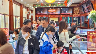 Dùng tiền lì xì mua vàng ngày vía Thần Tài để cầu may và làm vốn cho con