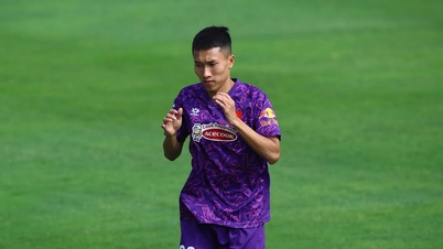 Coach Popov's 'running machines' help the Vietnamese team solve the midfield problem?