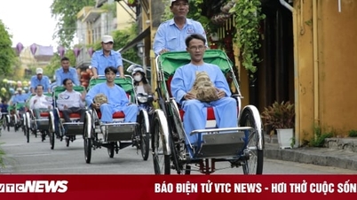 Nghệ nhân Hội An mang sản phẩm gốc tre, đèn lồng ngồi xích lô diễu hành phố cổ