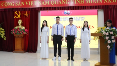 វិទ្យាល័យ Hon Gai ទទួល​ស្គាល់​សមាជិក​បក្ស​ចំនួន ៤ នាក់​ដែល​ជា​សិស្ស