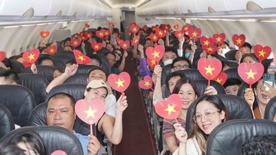 Drapeau rouge brillant avec étoile jaune sur un vol Vietjet à l'occasion de la fête nationale