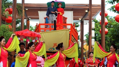 អ្នក​ទេសចរ​ច្រើន​ហួស​ចិត្ត​នឹង "ពិធី​មង្គលការ​នៃ​សតវត្សន៍" នៅ​ទីក្រុង​បុរាណ Hoi An