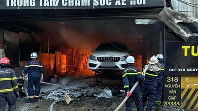 Gara ô tô bốc cháy dữ dội, xe Mercedes bên trong bị 'vạ lây'