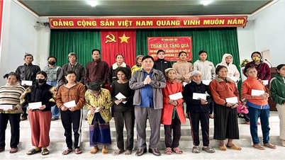 អនុរដ្ឋមន្ត្រី អនុប្រធាន លោក អ៊ី ថុង ចុះសួរសុខទុក្ខ និងប្រគល់អំណោយបុណ្យតេត ជូនប្រជាពលរដ្ឋមានកិត្យានុភាព និងគ្រួសារក្រីក្រនៅខេត្ត យ៉ាឡាយ