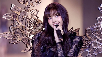 Lisa wears angel wings and lingerie to perform at Victoria's Secret Fashion Show