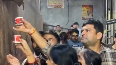 Fighting over drinking 'holy water', unexpectedly the water leaked from the air conditioner