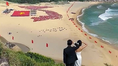 国旗掲揚式典中の結婚式写真撮影