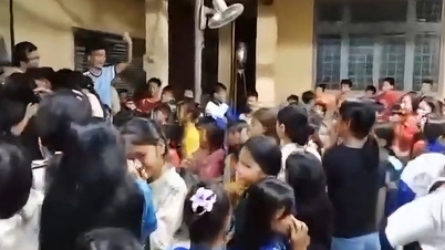 រឿង​ដ៏​រំជួល​ចិត្ត​នៅ​ពី​ក្រោយ​ឃ្លីប​សិស្ស​រាប់​រយ​នាក់​ស្រក់​ទឹក​ភ្នែក