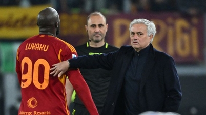 កីឡាករ AS Roma ទទួល​បាន​កាត​ក្រហម​ចំនួន​២ អ្នកគាំទ្រ​នៅ​តែ​សរសើរ​កលល្បិច​របស់​គ្រូ​បង្វឹក Mourinho
