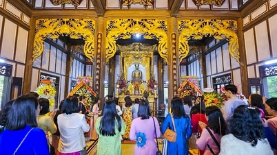 2024年のフエントラン寺祭りの開会式には多くの人が参加した