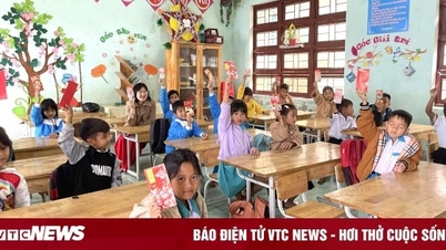 Trở lại lớp sau kỳ nghỉ Tết, gần 1 vạn học sinh ở vùng cao Quảng Nam nhận lì xì