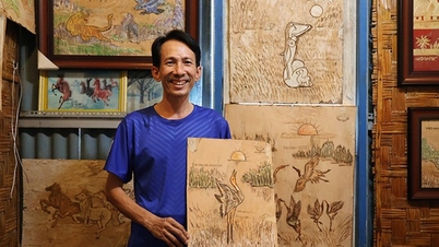 បុរសដុងថាបគូរសត្វក្រៀលក្រហម ដែលជាសត្វព្រៃដែលមានក្នុងសៀវភៅក្រហមនៅលើសំបកឈើក្រញូង។