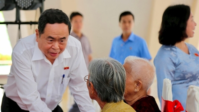 ប្រធានរដ្ឋសភាវៀតណាមលោក Tran Thanh Man អញ្ជើញគោរពវិញ្ញាណក្ខន្ធគ្រួសារអ្នកទទួលផលគោលនយោបាយ និងជនមានគុណូបការៈ