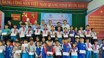 150 Quang Nam students receive scholarships from Children of Vietnam