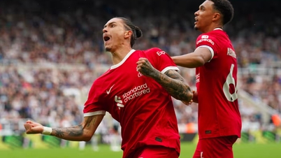 Liverpool thắng ngược Newcastle dù chơi thiếu người