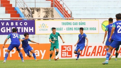 Giải hạng nhất 2023 - 2024: Cựu sao HAGL tỏa sáng, Huế gây sốc, PVF-CAND gây thất vọng
