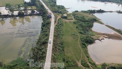 Close-up of the 'big crack' dike that has just been declared a state of emergency in Quoc Oai district