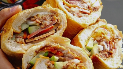 Ổ bánh mì đắt bậc nhất TP.HCM khiến khách Tây, khách ta xếp hàng dài chờ mua
