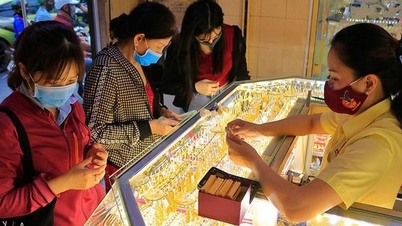 Giá vàng tăng mạnh, vàng SJC tiến sát 71 triệu đồng/lượng