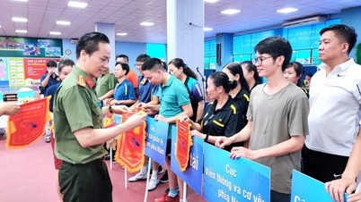 Many press agencies participated in the table tennis tournament organized by the People's Public Security Communications Department in Ho Chi Minh City.