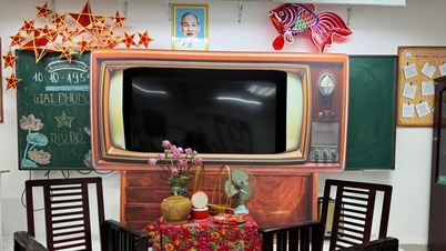 សាលាមួយនៅទីក្រុងហាណូយបានប្រារព្ធពិធីបើក "ប្លែក" យ៉ាងខ្លាំង ដែលធ្វើអោយលោកគ្រូ អ្នកគ្រូ និងសិស្សានុសិស្សសប្បាយចិត្ត។