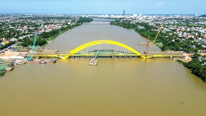 Die Stahlbogenbrücke über den Huong-Fluss ist mehr als 2.000 Milliarden VND wert.