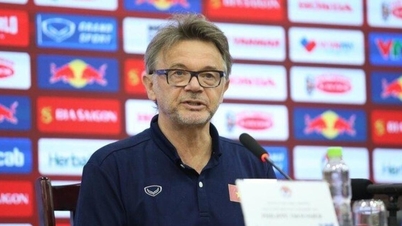 HLV Troussier nói lời khó nghe khiến dàn sao đội tuyển Việt Nam tái mặt