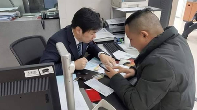 De repente, la cuenta recibió 3.500 millones de VND de origen desconocido, el hombre temió ser estafado, entró en pánico e inmediatamente llamó a la policía para pedir ayuda.