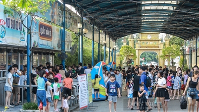 មនុស្ស​រាប់​ពាន់​នាក់​បាន​សម្រុក​ទៅ​សួន​ទឹក West Lake ដើម្បី​សប្បាយ​រីករាយ​ក្នុង​ថ្ងៃ​ដំបូង​នៃ​ថ្ងៃ​ឈប់​សម្រាក​បុណ្យ​ជាតិ​ថ្ងៃ​ទី 2 ខែ​កញ្ញា។