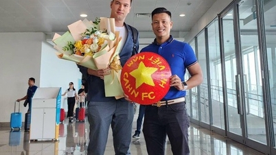 Filip Nguyễn xuất hiện ở sân bay Nội Bài, thích thú với chiếc nón lá