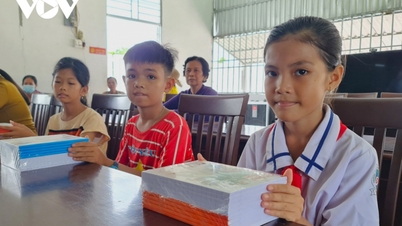 VOV gives notebooks to poor students in coastal Ca Mau