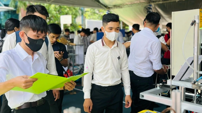 No "talking too much", students bring machines and projects to... find jobs